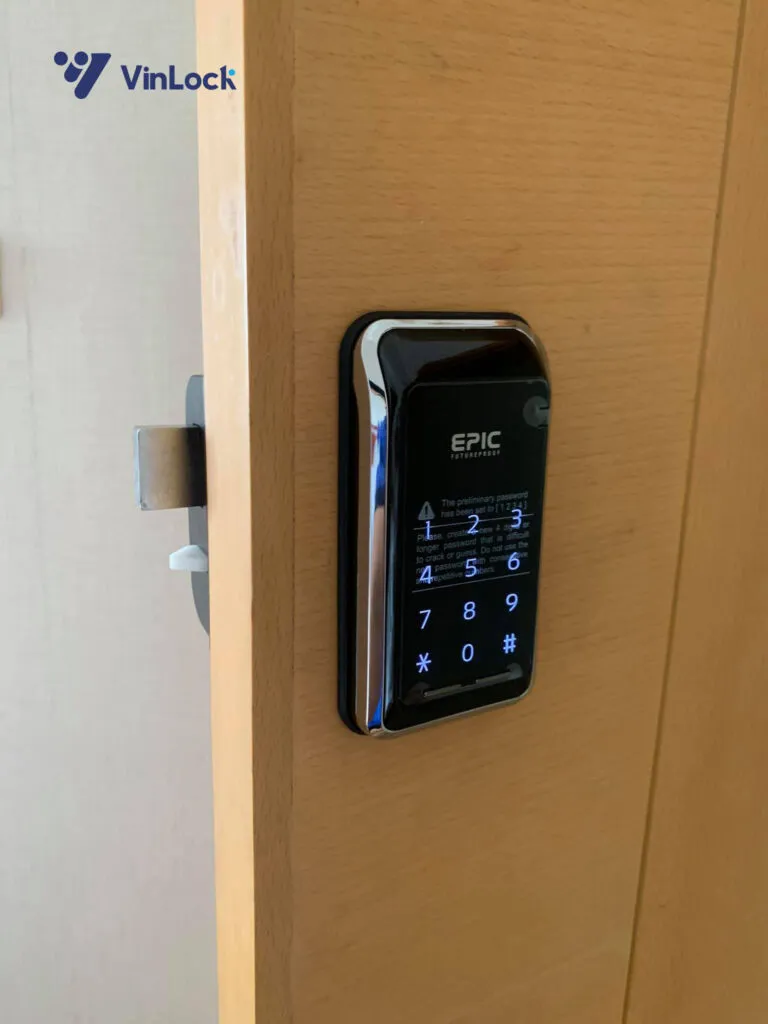 KHOÁ CỬA ĐIỆN TỬ CỔNG SẮT EPIC 100D 13 KHOA CUA DIEN TU CONG SAT EPIC 100D lap dat 1