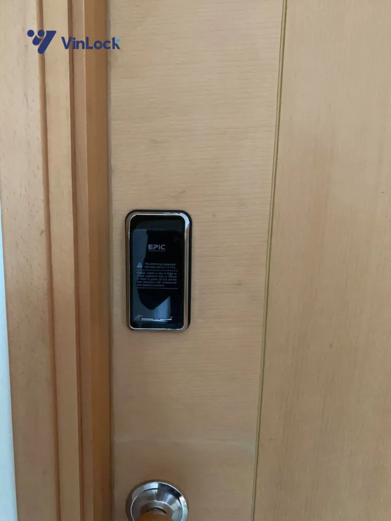 KHOÁ CỬA ĐIỆN TỬ CỔNG SẮT EPIC 100D 12 KHOA CUA DIEN TU CONG SAT EPIC 100D lap dat 2