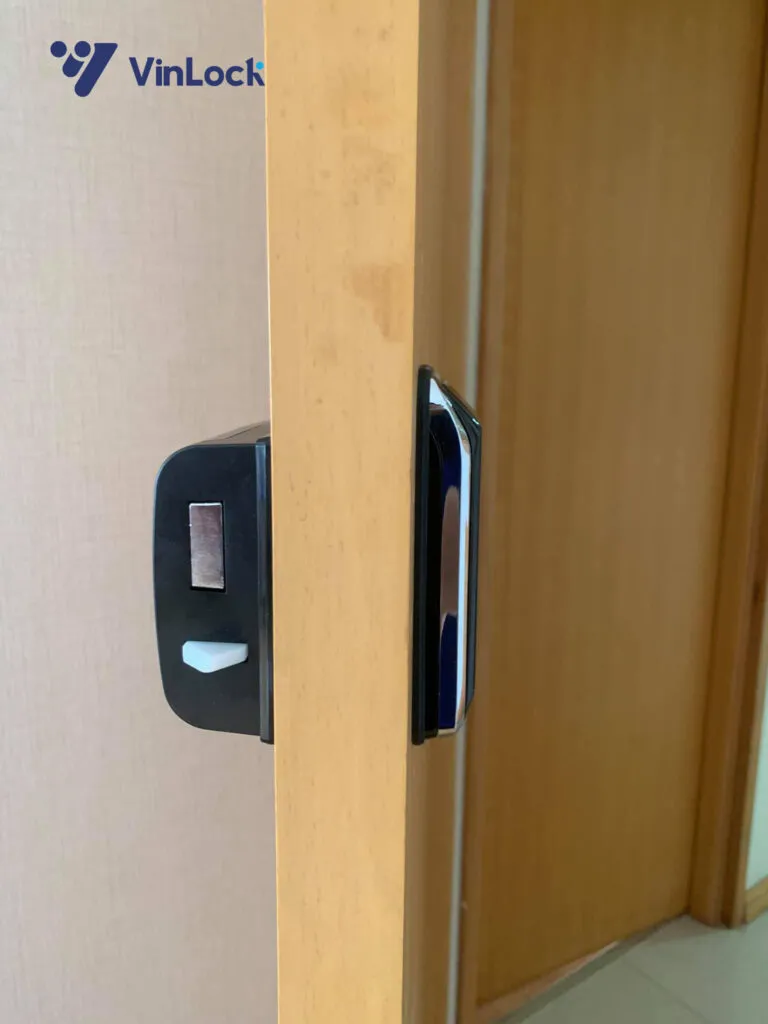 KHOÁ CỬA ĐIỆN TỬ CỔNG SẮT EPIC 100D 11 KHOA CUA DIEN TU CONG SAT EPIC 100D lap dat 3