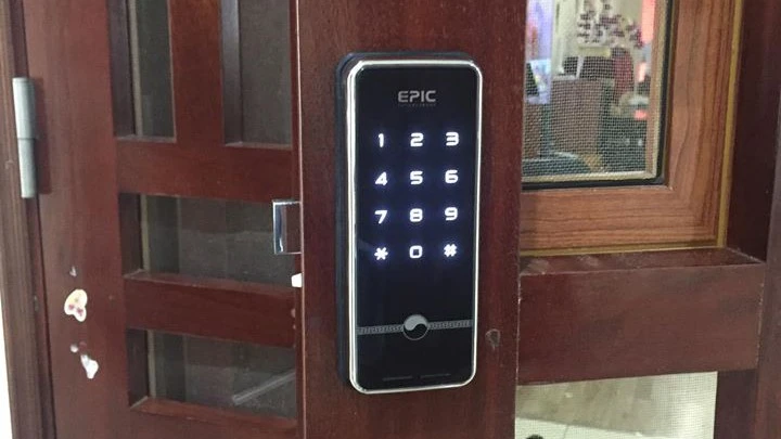 KHÓA ĐIỆN TỬ CHO CỔNG SẮT NTOUCH 9 ntouch anh thuc te 1