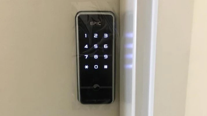 KHÓA ĐIỆN TỬ CHO CỔNG SẮT NTOUCH 12 ntouch anh thuc te 2