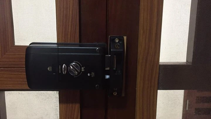 KHÓA ĐIỆN TỬ CHO CỔNG SẮT NTOUCH 11 ntouch anh thuc te 3