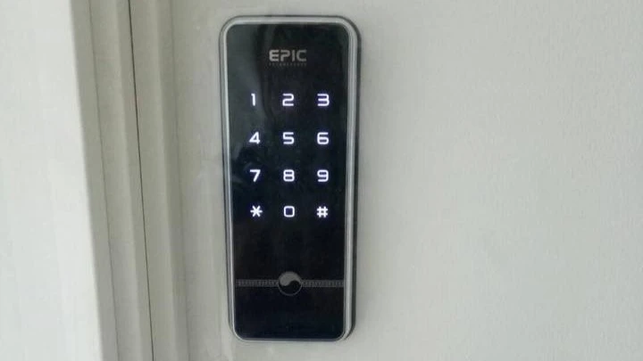 KHÓA ĐIỆN TỬ CHO CỔNG SẮT NTOUCH 10 ntouch anh thuc te 4