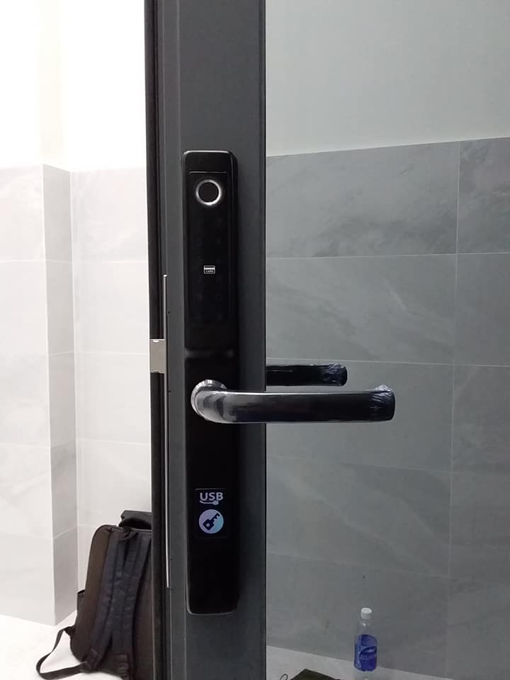 LẮP ĐẶT KHÓA CỬA ĐIỆN TỬ NHÔM KÍNH AKITA TẠI 62/728 TRẦN QUANG KHẢI, QUẬN 1