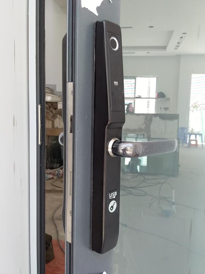LẮP KHÓA ĐIỆN TỬ CỬA NHÔM KÍNH AKITA TẠI BIỆT THỰ VINHOMES PARK TÂN CẢNG