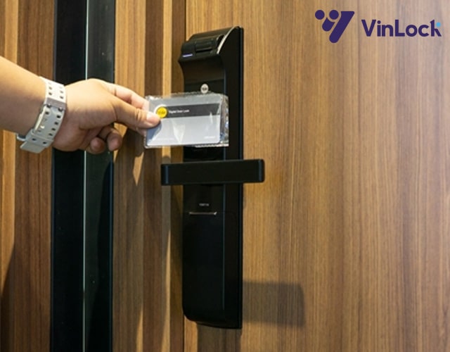 Khóa thẻ từ sử dụng chìa khóa mở cửa là thẻ từ khóa thẻ từ