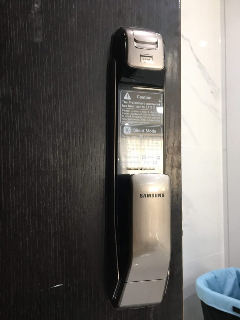 Hình ảnh lắp đặt khóa Samsung SHP-DP728 tại V2-20.01 Sunrise City South, Q.7
