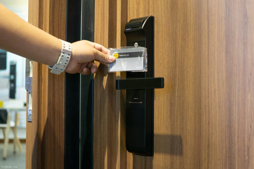 NGƯỜI MỚI SỬ DỤNG KHÓA CỬA THÔNG MINH CẦN LƯU Ý GÌ? 46 LẮP ĐẶT KHÓA ĐIỆN TỬ THẺ TỪ YALE YDM 7116 TẠI S404 KDT SALA Q2