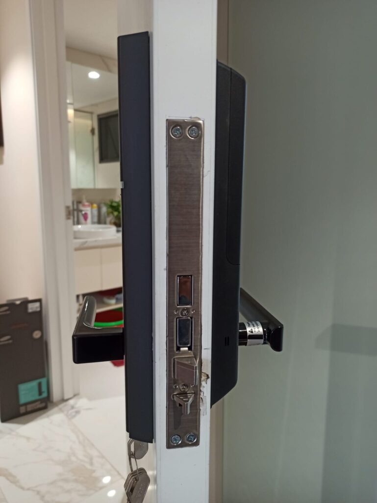 Hình ảnh lắp đặt thực tế của khóa điện tử Samsung 538 tại garden plaza 1 Q7 1 Hình ảnh lắp đặt thực tế của khóa điện tử Samsung 538 tại garden plaza 1 Q7