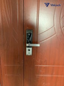 so sánh khoá vân tay Yale YDM 4109 và YMF40