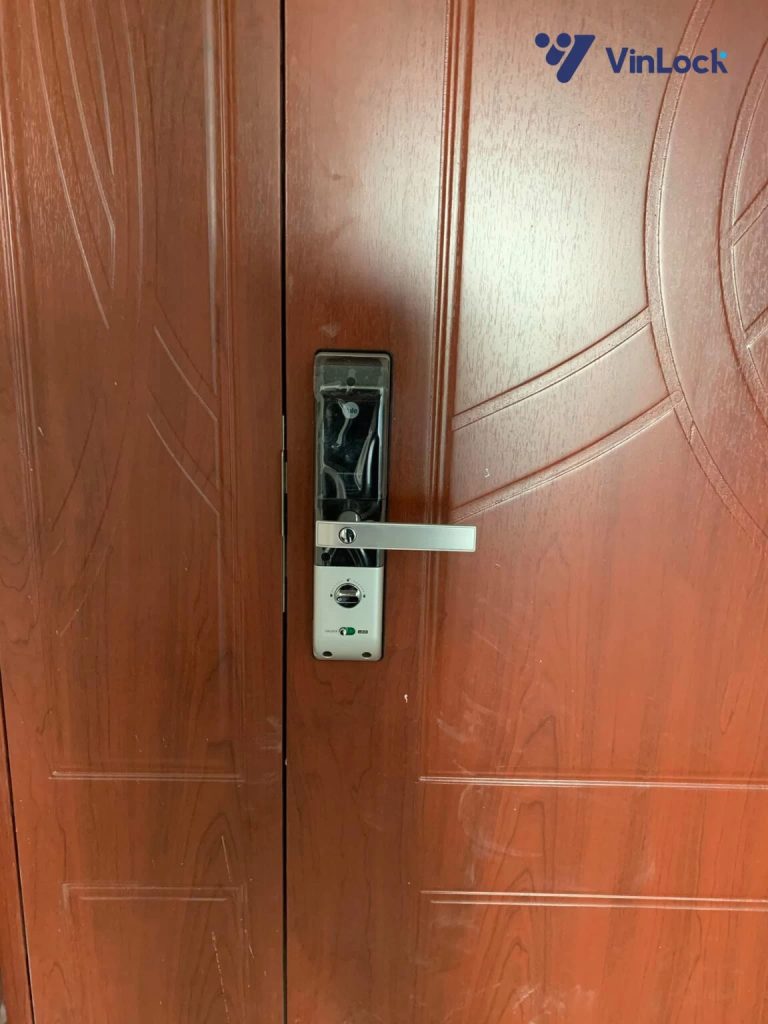 so sánh khoá vân tay Yale YDM 4109 và YMF40