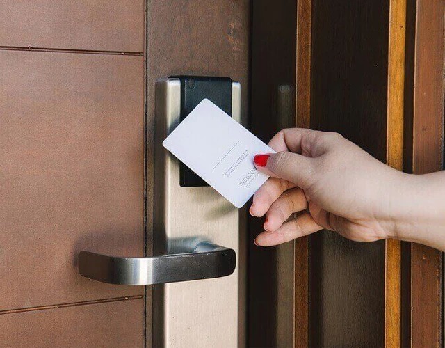 Nên chọn khóa vân tay hay thẻ từ? So sánh chi tiết và tư vấn từ chuyên gia Vinlock 8 nên chọn khoá vân tay hay thẻ từ